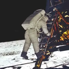 Astronaut schodzi po drabinie modułu księżycowego, rozpoczynając historyczne lądowanie na księżycu.