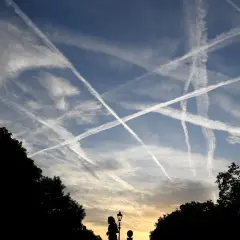 Chemtrails – co to za zjawisko i dlaczego budzi kontrowersje?