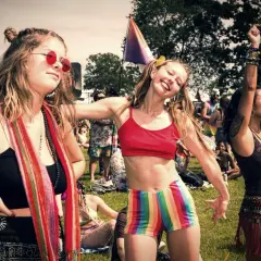 Radosne dziewczyny na festiwalu, bawiące się w rytm muzyki. To właśnie co to są juwenalia – czas beztroski i zabawy!