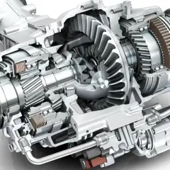 Przekrój mechanizmu różnicowego z widocznymi kołami zębatymi, łożyskami i elementami sprzęgła.