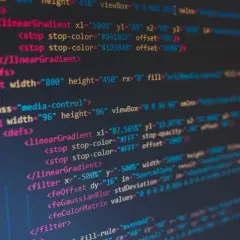Kod SVG z definicjami gradientów i filtrów. Widać tu elementy takie jak `<linearGradient>`, `<filter>` i `<feColorMatrix>`, które tworzą złożone efekty wizualne, gdzie nawet **twarda spacja** ma znaczenie w strukturze kodu.