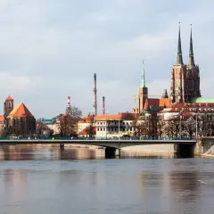 Most Wrocławia z mostem i katedrą. Widok przypomina czasy rozbicia dzielnicowego, gdy miasta były podzielone.