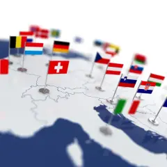 Mapa Europy z flagami państw. Zastanawiasz się, ile jest krajów w Europie? Ta wizualizacja pokazuje wiele z nich, od Wielkiej Brytanii po Bałkany.