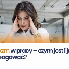 Kobieta z dłońmi na skroniach, przeżywająca ostracyzm w pracy. Tekst: "Ostracyzm w pracy – czym jest i jak na niego reagować?".