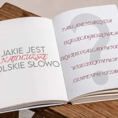 Otwarta książka pyta: "Jakie jest najdłuższe polskie słowo?". Na drugiej stronie lista kandydatów: "parlamentarzysta", "dziesięciogroszówka", "dźwiękonaśladownictwo", "wyselekcjonowany", "lumpenproletariat".