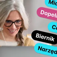 Kobieta z siwymi włosami i okularami uśmiecha się, pokazując trzy palce. Obok niej widnieje napis "Celownik" wśród innych przypadków gramatycznych.