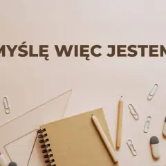 Na tle przyborów szkolnych, takich jak zeszyt, ołówki i linijka, widnieje napis "Myślę, więc jestem" - dowód na to, że cogito ergo sum.