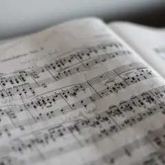 Zajęcia z muzykoterapii: Jak poprawić samopoczucie seniorów i dzieci