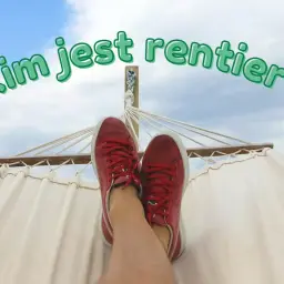 Nogi w czerwonych trampkach odpoczywają w hamaku. Czy to życie rentiera?