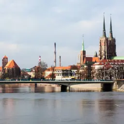 Most Wrocławia z mostem i katedrą. Widok przypomina czasy rozbicia dzielnicowego, gdy miasta były podzielone.