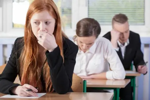 Co grozi za ściąganie na maturze? Surowe konsekwencje dla zdających