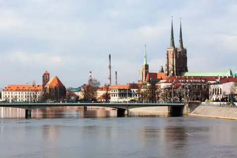 Most Wrocławia z mostem i katedrą. Widok przypomina czasy rozbicia dzielnicowego, gdy miasta były podzielone.
