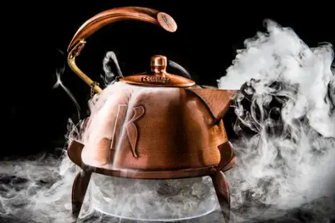 Czym różnią się zjawiska parowania i wrzenia? Kluczowe różnice, które musisz znać