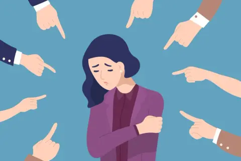 Smutna kobieta otoczona przez wskazujące palce, doświadczająca stygmatyzacji i odrzucenia.