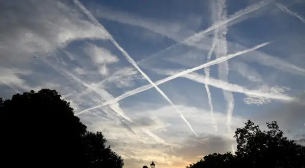 Chemtrails – co to za zjawisko i dlaczego budzi kontrowersje?
