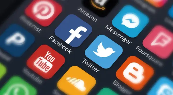 Ikony popularnych aplikacji do mediów społecznościowych: Facebook, Twitter, YouTube, Pinterest, Amazon, Messenger, Blogger.