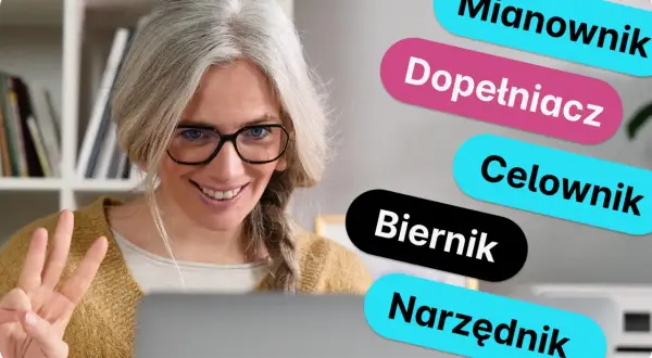Kobieta z siwymi włosami i okularami uśmiecha się, pokazując trzy palce. Obok niej widnieje napis "Celownik" wśród innych przypadków gramatycznych.