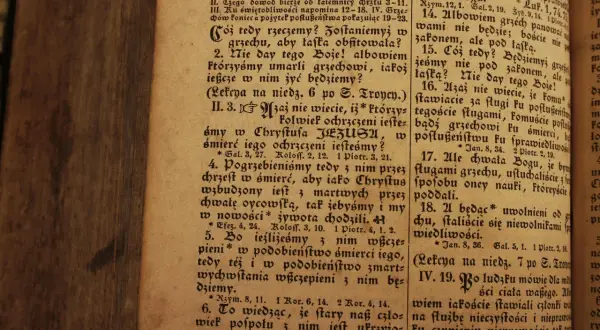 Stary tekst biblijny, rozdział VI. Werset 2 pyta: "Czyż tedy rzeczemy? Zostaniemyż w grzechu, aby łaska obfitowała? Nie day tego Boże! Albowiem wtedy czy w tedy, gdy umarliśmy grzechowi, jakoż jeszcze w nim żyć będziemy?