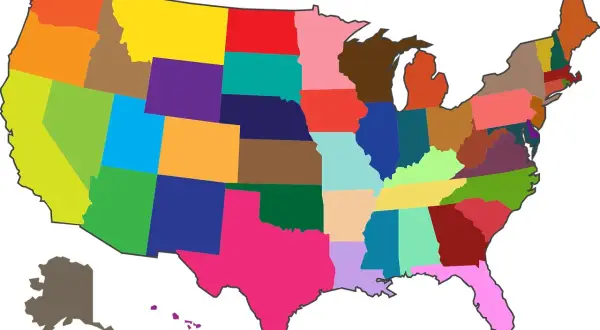 Kolorowa mapa USA pokazuje, ile jest stanów w USA. Każdy stan ma inny kolor.
