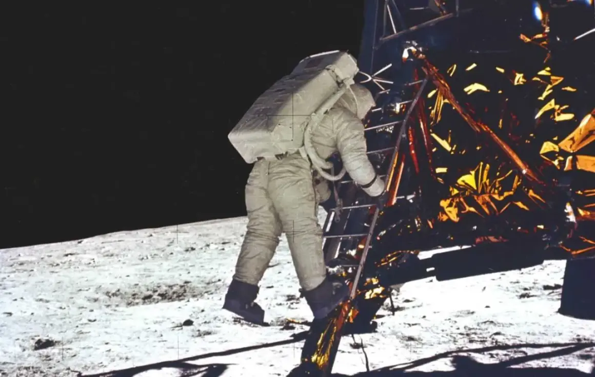 Astronaut schodzi po drabinie modułu księżycowego, rozpoczynając historyczne lądowanie na księżycu.