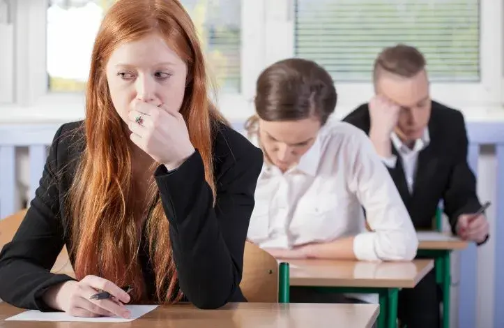 Co grozi za ściąganie na maturze? Surowe konsekwencje dla zdających