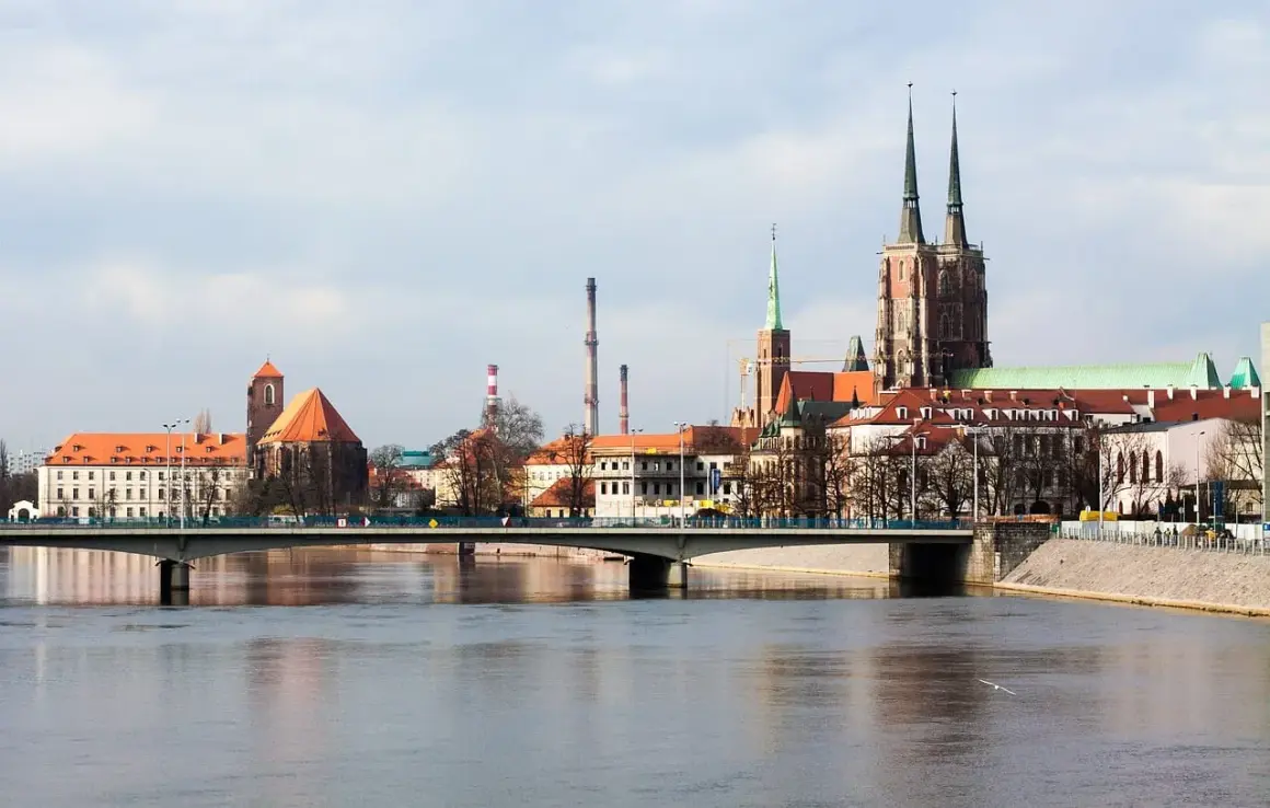Most Wrocławia z mostem i katedrą. Widok przypomina czasy rozbicia dzielnicowego, gdy miasta były podzielone.