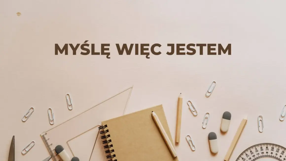 Na tle przyborów szkolnych, takich jak zeszyt, ołówki i linijka, widnieje napis "Myślę, więc jestem" - dowód na to, że cogito ergo sum.