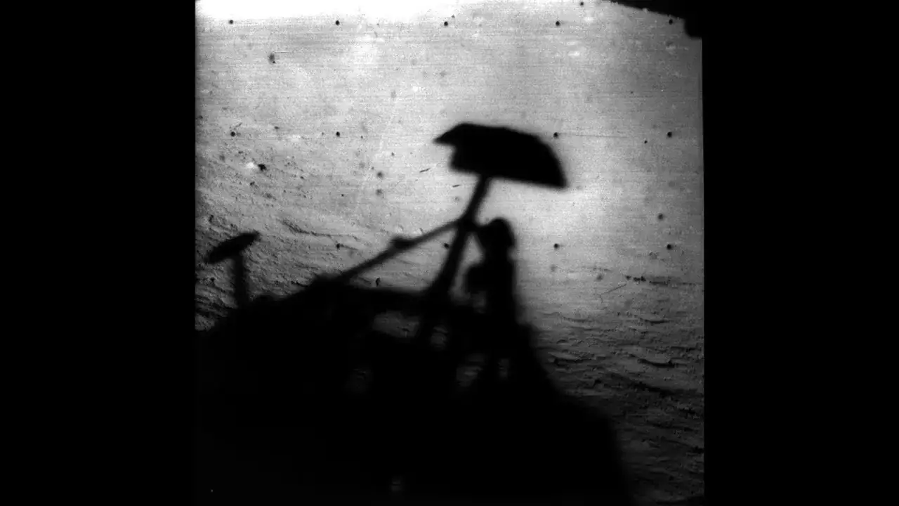 Cień statywu i astronauty na powierzchni Księżyca, świadectwo historycznego lądowania na księżycu.
