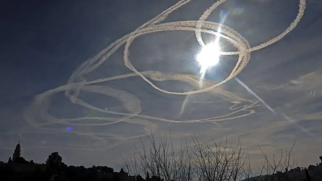 Zdjęcie Chemtrails – co to za zjawisko i dlaczego budzi kontrowersje?