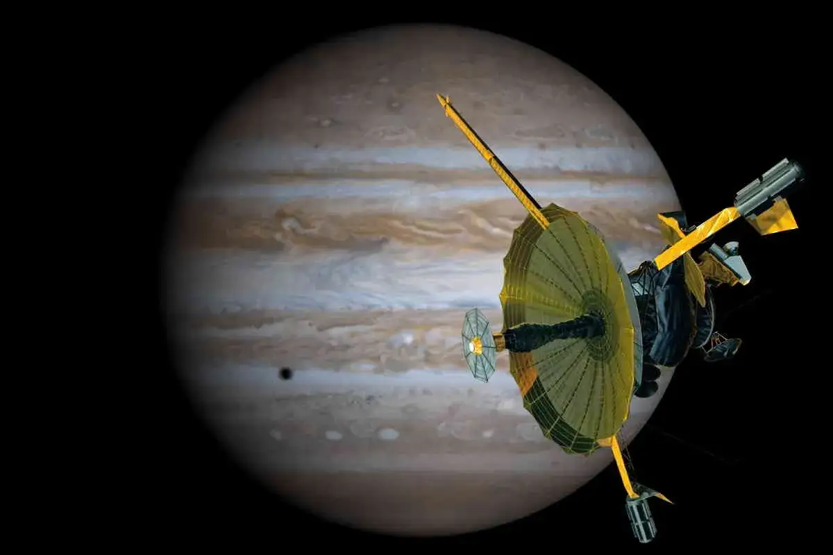 Sonda Galileo zbliża się do Jowisza, badając jego atmosferę i księżyce.