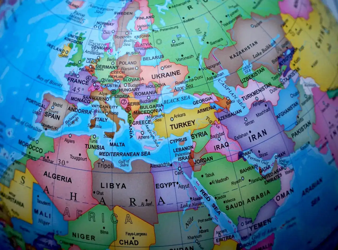 Mapa świata na globusie pokazuje Europę, Afrykę i część Azji. Zastanawiasz się, ile jest ludzi na świecie?